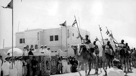 Tropas nómadas españolas desfilan en El Aaiún, capital del Sáhara español, en 1962.