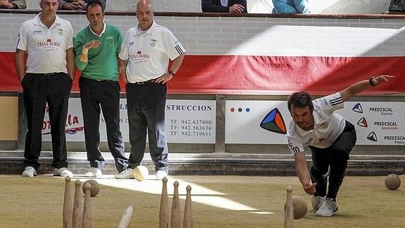 Al fondo, los jugadores de Hermanos Borbolla Lolo Lavid, Raúl de Juana y Jesús Salmón observan el birle de Óscar González en la victoria de ayer ante Riotuerto.