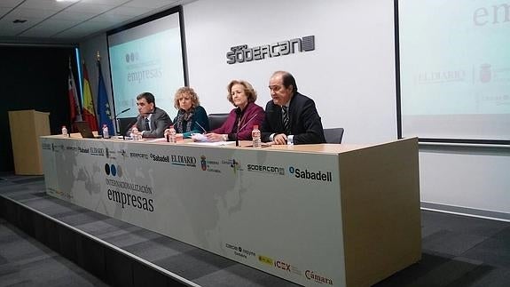 Por la izquierda, Ignacio Pérez (director general de El Diario Montañés), Eva Díaz Tezanos (vicepresidenta del Gobierno cántabro), Margarita Rivera (directora territorial de Comercio y el ICEX ) y Modesto Piñeiro (presidente de la Cámara de Comercio).