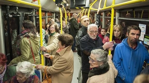 Una mujer recibe 14.200 euros tras sufrir una caída dentro de un autobús