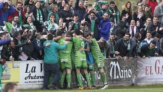 Los jugadores del Racing celebran junto a la afición el gol de Dioni que dio a los cántabros el triunfo en Villaviciosa. 