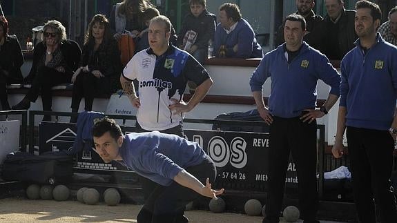 Pablo Fernández (Comillas) al tiro. Detrás, Jonathan García.