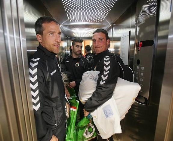 Caneda, Óscar y San Emeterio, ayer en el ascensor del Gran Hotel de Ferrol.