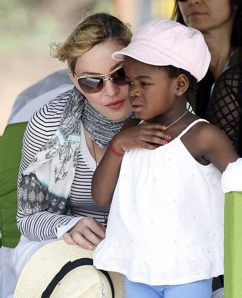 Madonna y Mercy James.