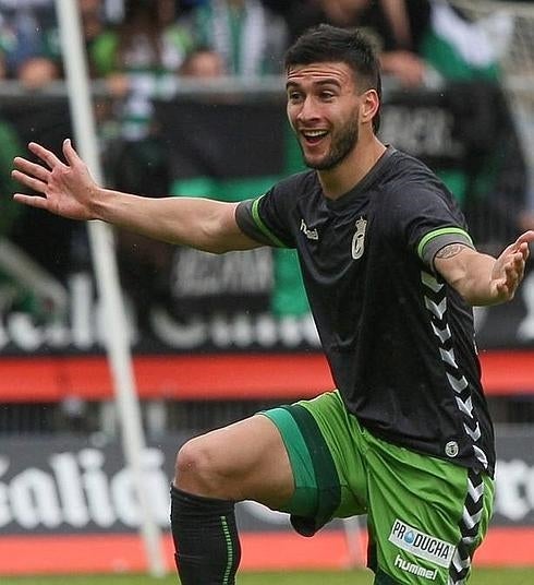 Pumpido protesta una decisión arbitral en A Malata. 