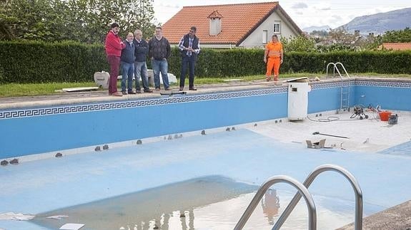 Las reparaciones de la piscina municipal de Igollo llegan a su recta final