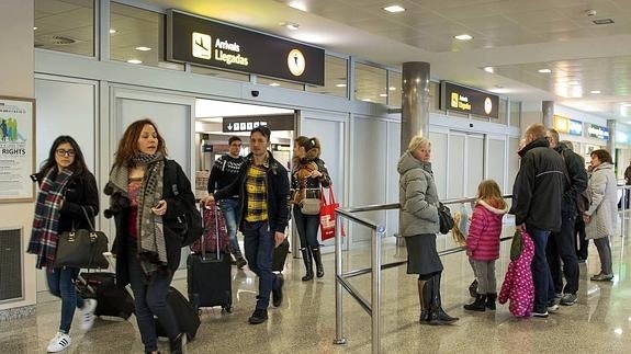 Un grupo de pasajeros recién llegado a Santander accede a la terminal del Seve Ballesteros.