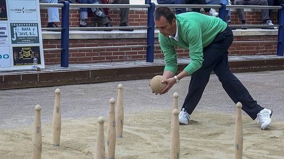 El jugador Raúl de Juana, que sustituyó a Rubén Rodríguez, birla durante la victoria de ayer en Muslera.