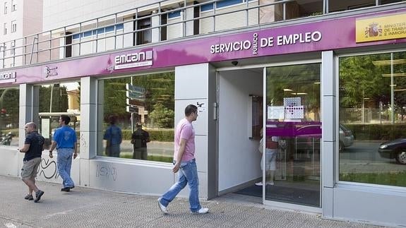 Oficina del Servicio Cántabro de Empleo en la Avenida de los Castros de Santander