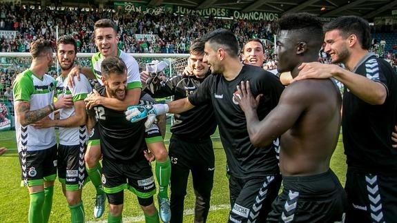 Jon García aúpa aDani Rodríguez en medio de la celebración colectiva por la victoria el pasado domingo en El Sardinero. 