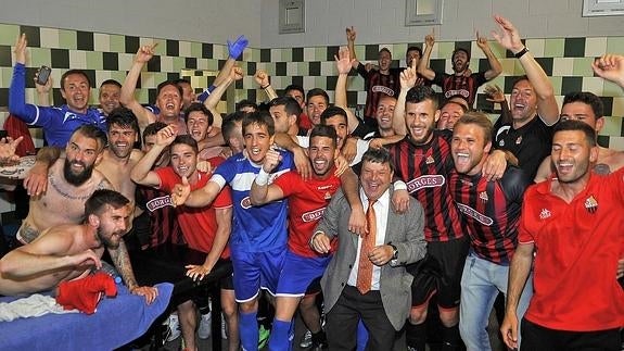 Los jugadores y técnicos del Reus celebran el título liguero cosechado en la última jornada del campeonato.