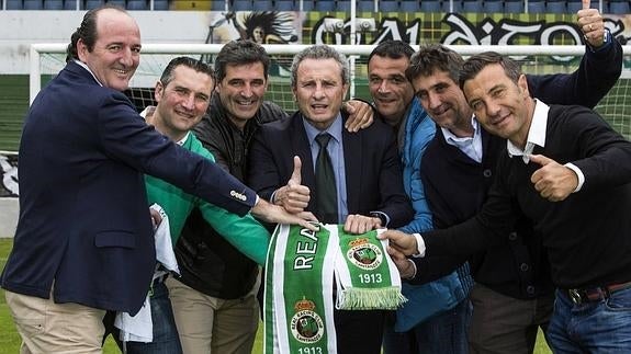 Benito Ballent, Javi Pinillos, Manolo Cantudo, Ángel de Juana 'Geli', Javi Roncal, Ángel Blanco 'Gelucho' y José Ceballos, ayer sobre el césped de los Campos de Sport.