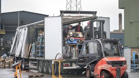 Trabajos de carga del material de Ecomasa en las dependencias de la fábrica, en Maliaño.