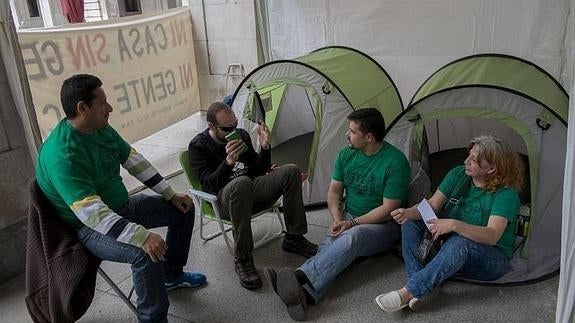 La PAH suspende durante el fin de semana su acampada en la Plaza Porticada