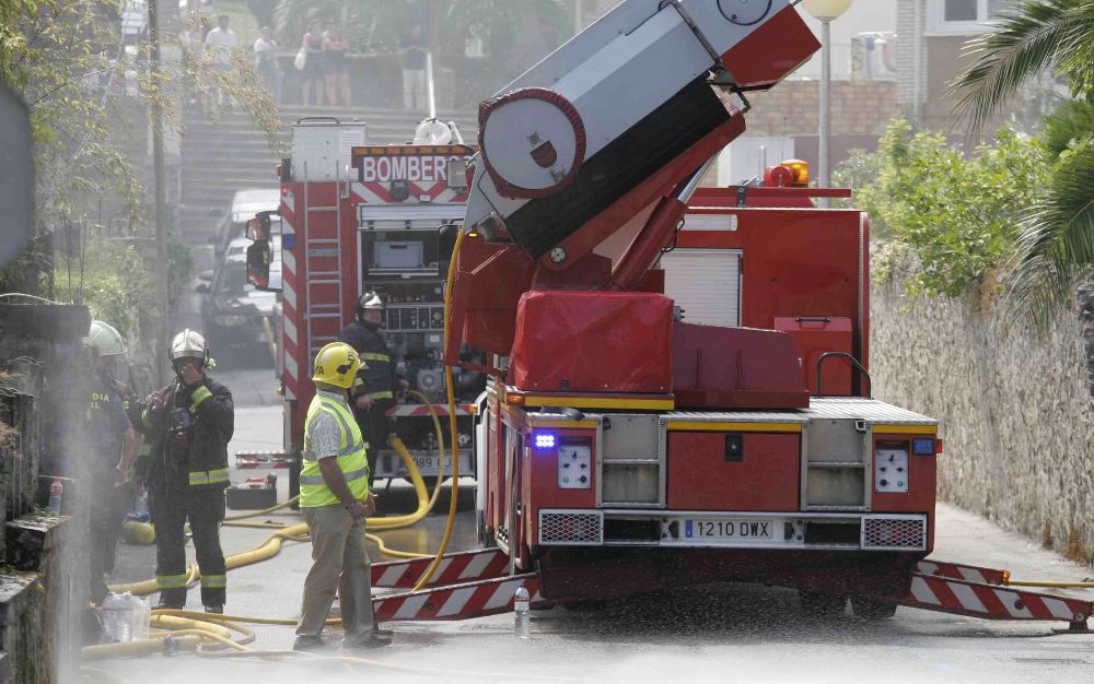 Bomberos de Castro urdiales durante una intervención.