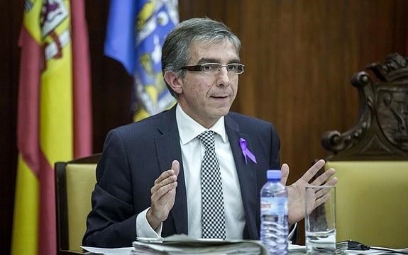 César Díaz en el Ayuntamiento de Santander.