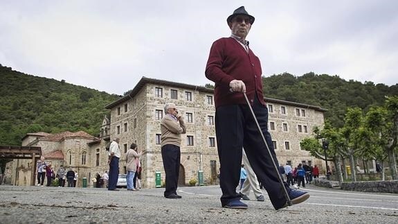 Los peatrones y los peregrinos podrán llegar al monasterio por el nuevo camino con mayor seguridad