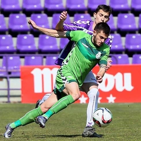 Artiles se hace con una pelota en el partido jugado en el José Zorrilla ante el Valladolid B