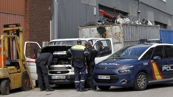 Detenidos un hombre y dos mujeres por robar chatarra en Nueva Montaña