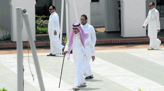 El rey Salman bin Abdelaziz en 2011 acudiendo a la mezquita del Rey Fahd en Marbella .