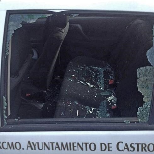 Estado en que quedó el coche municipal dañado. 