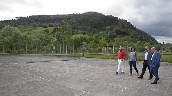 El consejero ha visitado hoy la pista polideportiva de Riocorvo