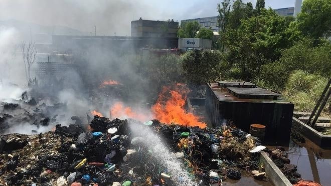 El fuego ha devorado la nave en la que se desguazaban barcos.