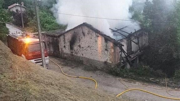 Momento de la intervención de los bomberos en la casa abandonada