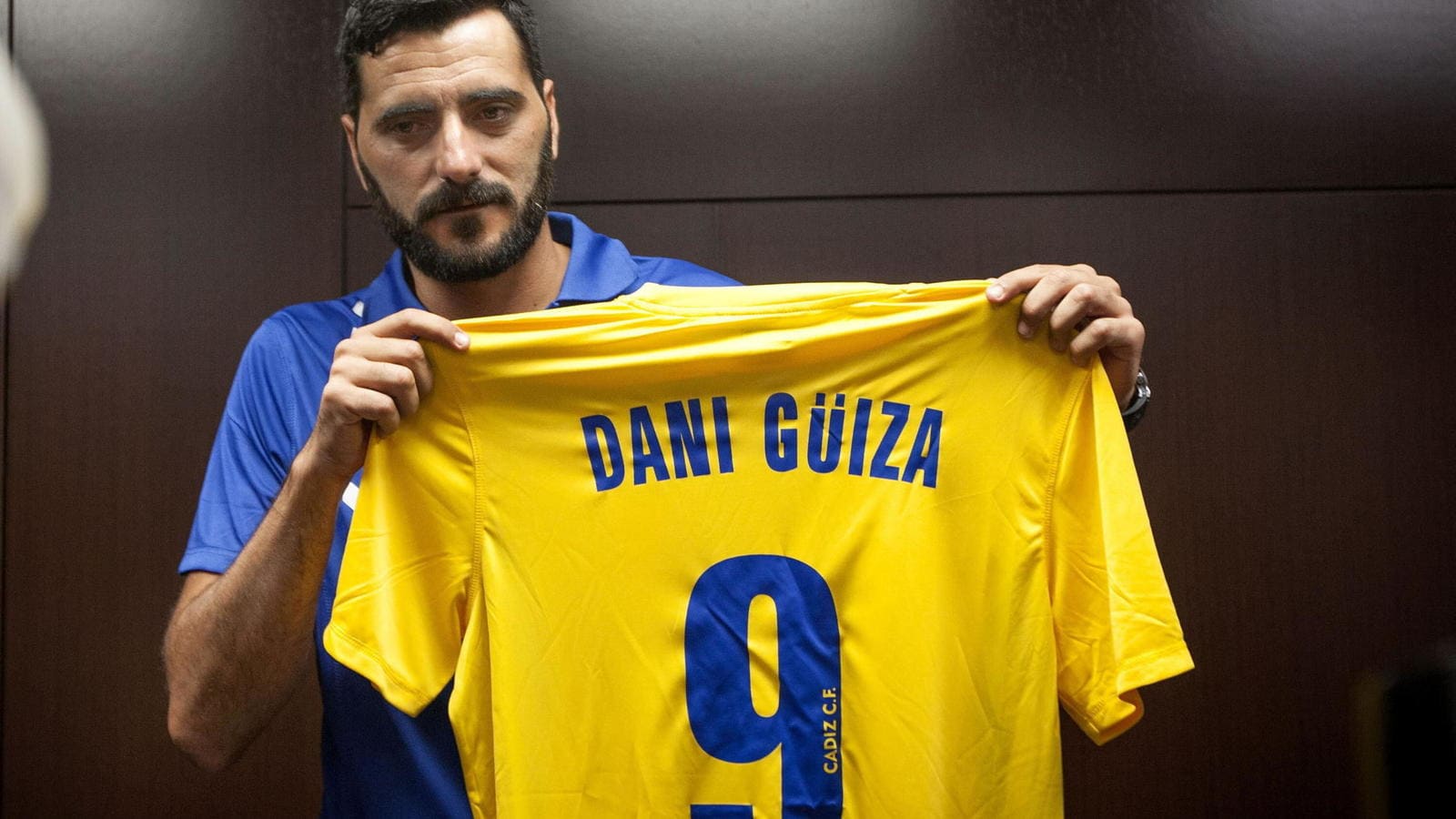 Dani Güiza con la camiseta amarilla del Cádiz. 