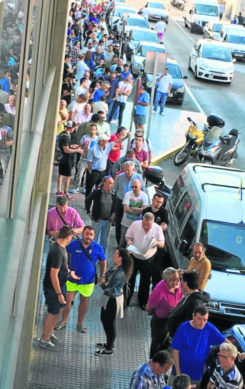  Largas colas. La afición del Cádiz aguardó su turno en las taquillas del Ramón de Carranza para hacerse con una entrada. :: dm