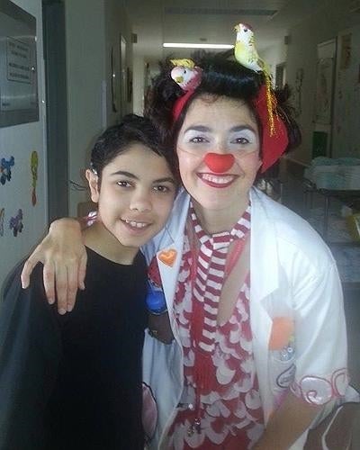 El pequeño Josemi con la Dra. Bombón, una de las Doctoras Sonrisa de Fundación Theodora.