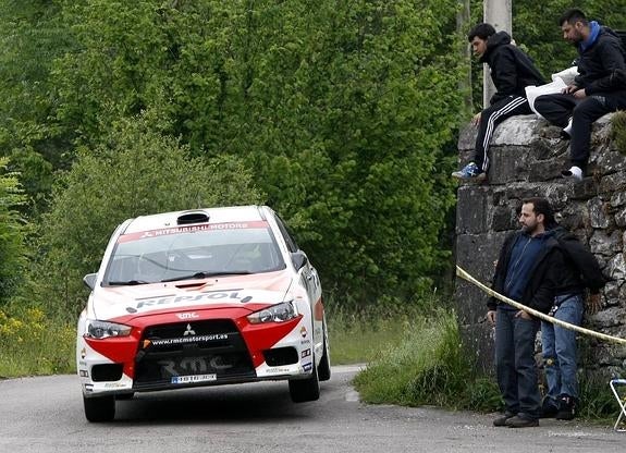 Cristian García coge una curva con su Mitsubishi en uno de los tramos de ayer en el Rally Santander-Cantabria