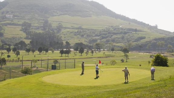 El campo de golf Abra del Pas cuenta con tres nuevos hoyos.