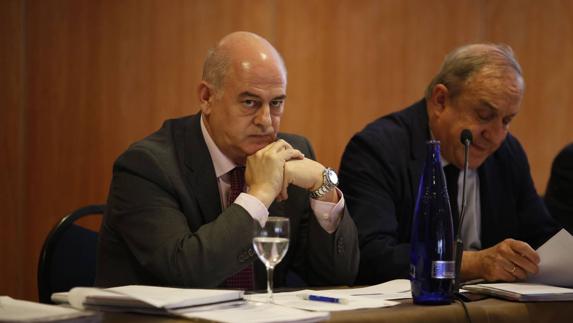 Blas Mezquita (izquierda) preside una junta de accionistas de Sniace. 