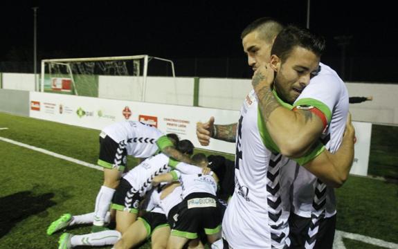 Dani Rodríguez y Borja Granero se abrazan, mientras sus compañeros hacen una ‘montonera’ tras marcar el gol de la victoria en Guijuelo.