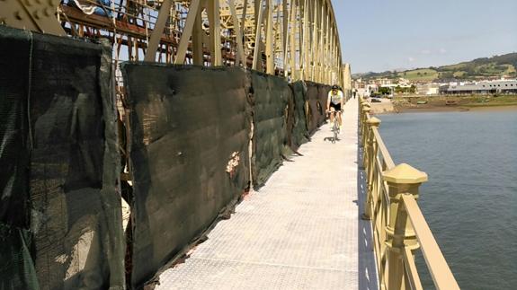 La pasarela peatonal del puente ya puede utilizarse.