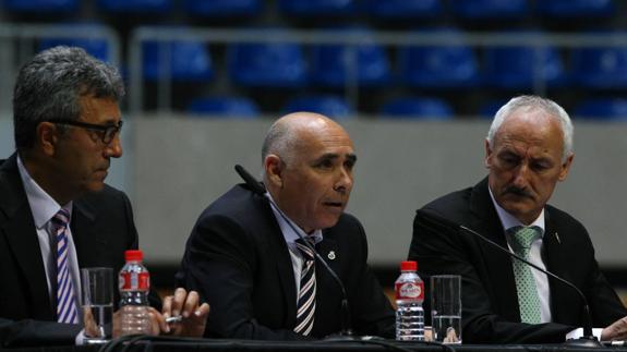 Víctor Diego, Manolo Higuera y Tuto Sañudo, durante una Junta de Accionistas del Racing.