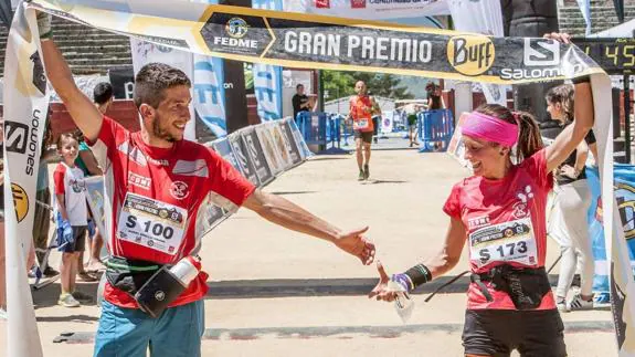 Manu Merillas y Azara García de los Salmones entran juntos en la meta del Maratón Alpino Madrileño, en Cercedilla.