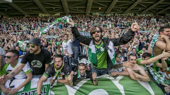 Los aficionados no dejaron solo al equipo en el último partido en El Sardinero.