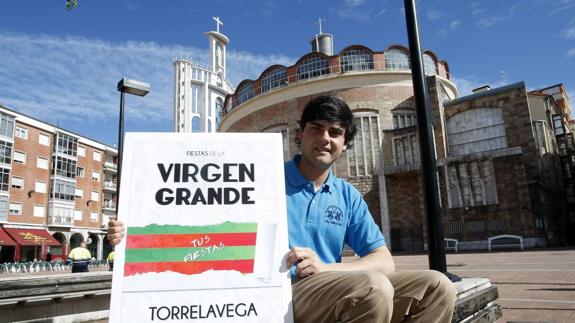 Aitor Cobo Canive posa con el cartel ganador de las fiestas de La Patrona.