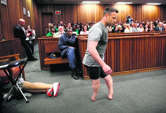 Oscar Pistorius muestra al tribunal su debilidad cuando se quita las prótesis de carbono que le han hecho millonario. 