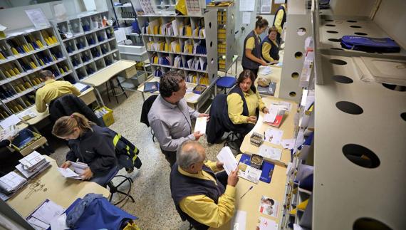 Trabajadores de Correos en Cabezón de la Sal.