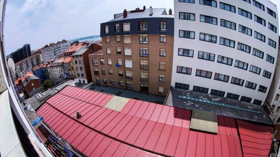 La antigua escuela de música –con el tejado rosado– tiene una superficie construida de 420 m2, más otro pequeño local adjunto de 14 m2. 