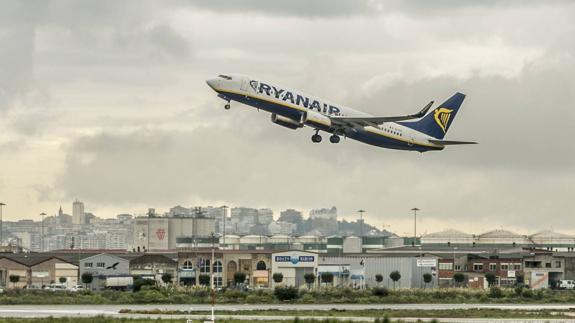 Avión de Ryanair despegando en el aeropuerto Seve Ballesteros.