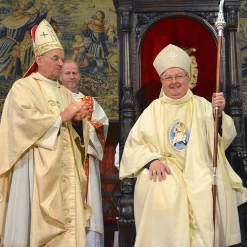 El cántabro Manuel Herrero durante el acto de ordenación y toma de posesión como obispo de Palencia, predidido por el Nuncio del Papa en España, Renzo Fratini (izquierda).