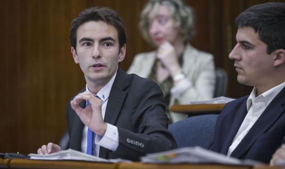 A la izquierda, el secretario general del PSOE y portavoz municipal, Pedro Casares.