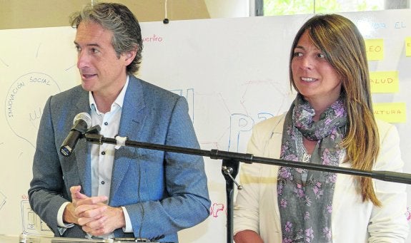 Íñigo de la Serna y Noelia Espinosa en una imagen de archivo. :: daniel pedriza