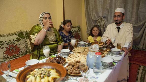 Hayat y Tarek Matahi posan sentados a la mesa a la hora del iftar acompañados por sus dos hijas, Malak y Basma