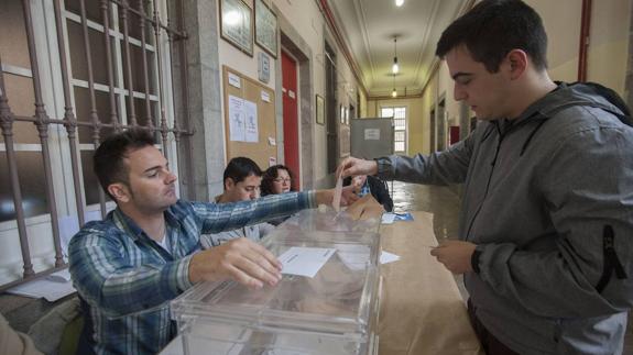 Un hombre vota en una mesa electoral en Santoña, el pasado mes de diciembre.