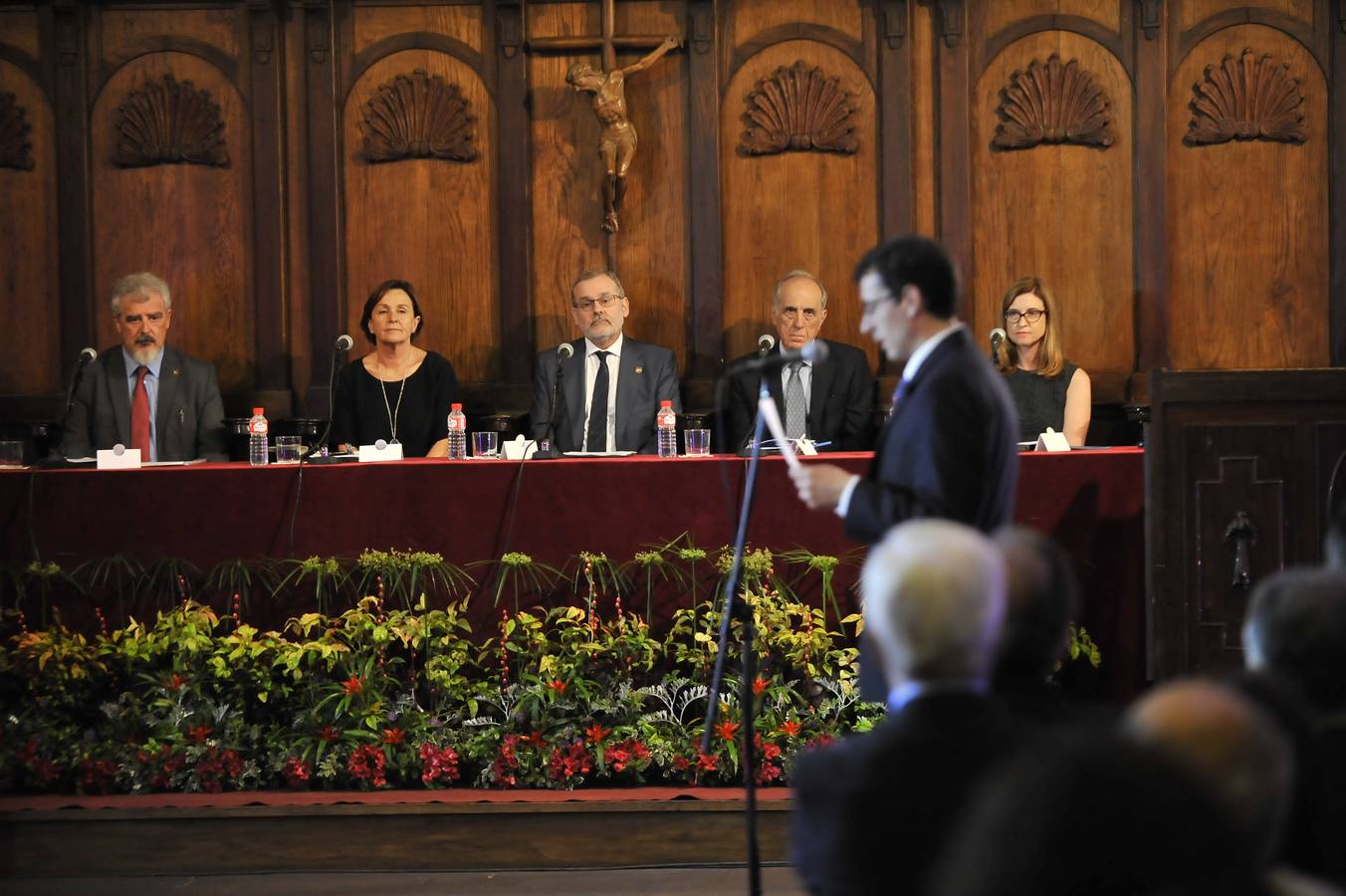 Tomás Mantecón, Dolores Gorostiaga, Ángel Pazos, Fernández Albadalejo y Marina Torres atienden el discurso del alcalde de Laredo, López Visitación. 